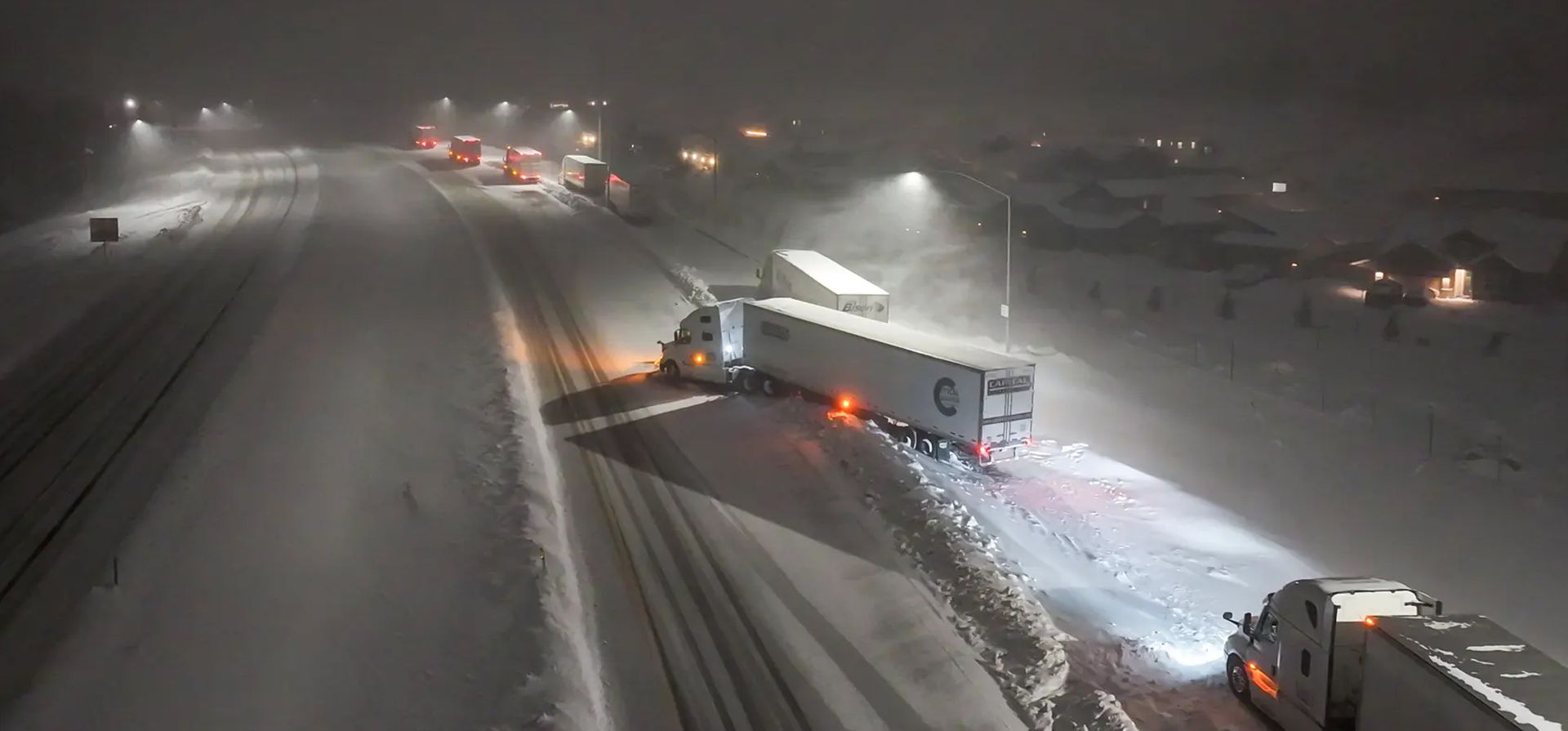Camiones estacionados en la autopista I-80 en Nevada debido a las condiciones climáticas adversas cerca de la frontera con California, Reno, Estados Unidos. Fotografía: Anadolu/Getty Images Camiones estacionados en la autopista I-80 en Nevada debido a las condiciones climáticas adversas cerca de la frontera con California, Reno, Estados Unidos. Fotografía: Anadolu/Getty Images