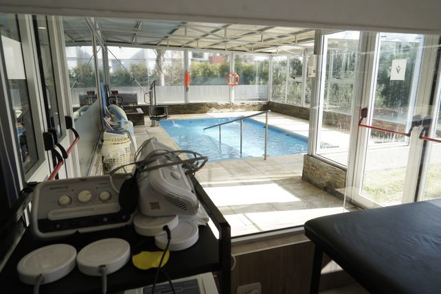 La piscina y el gimnasio están junto al jardín del predio.