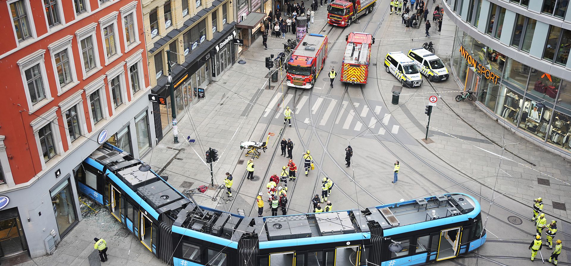 Trabajadores de emergencia trabajan en el lugar del descarrilamiento de un tranvía que se estrelló contra un edificio en el centro de Oslo, Noruega, el martes 29 de octubre de 2024. (Terje Pedersen/NTB Scanpix vía AP) Trabajadores de emergencia trabajan en el lugar del descarrilamiento de un tranvía que se estrelló contra un edificio en el centro de Oslo, Noruega, el martes 29 de octubre de 2024. (Terje Pedersen/NTB Scanpix vía AP)