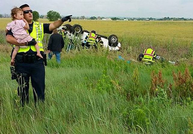 Policía heróico distrae a una niña después de que su padre muriera en un accidente