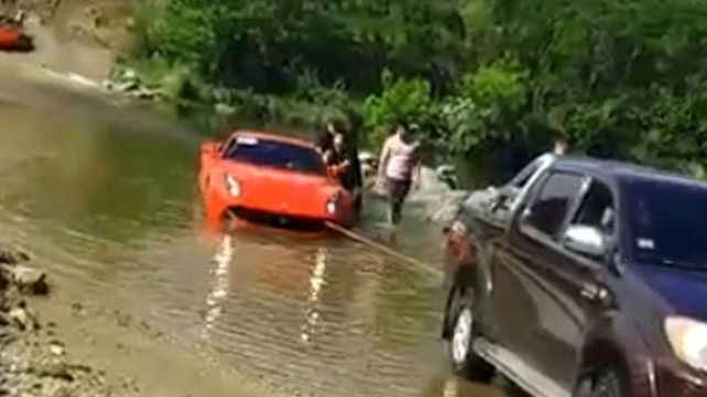 Hundió el auto más caro de Argentina en un arroyito de Córdoba