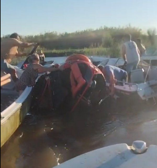 Las imágenes de las tareas de rescate revelaron los daños que causó el impacto del helicóptero contra la superficie de agua del Paraná.&nbsp;