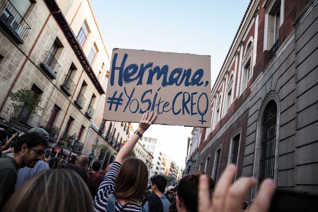 La Manada: El caso de los cinco jóvenes que violaron a una chica en San Fermín que indigna a España