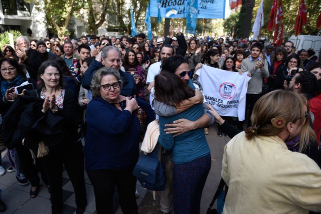 Frente al tribunal. Militantes y defensores de los derechos humanos se congregaron ayer en Oroño al 900.