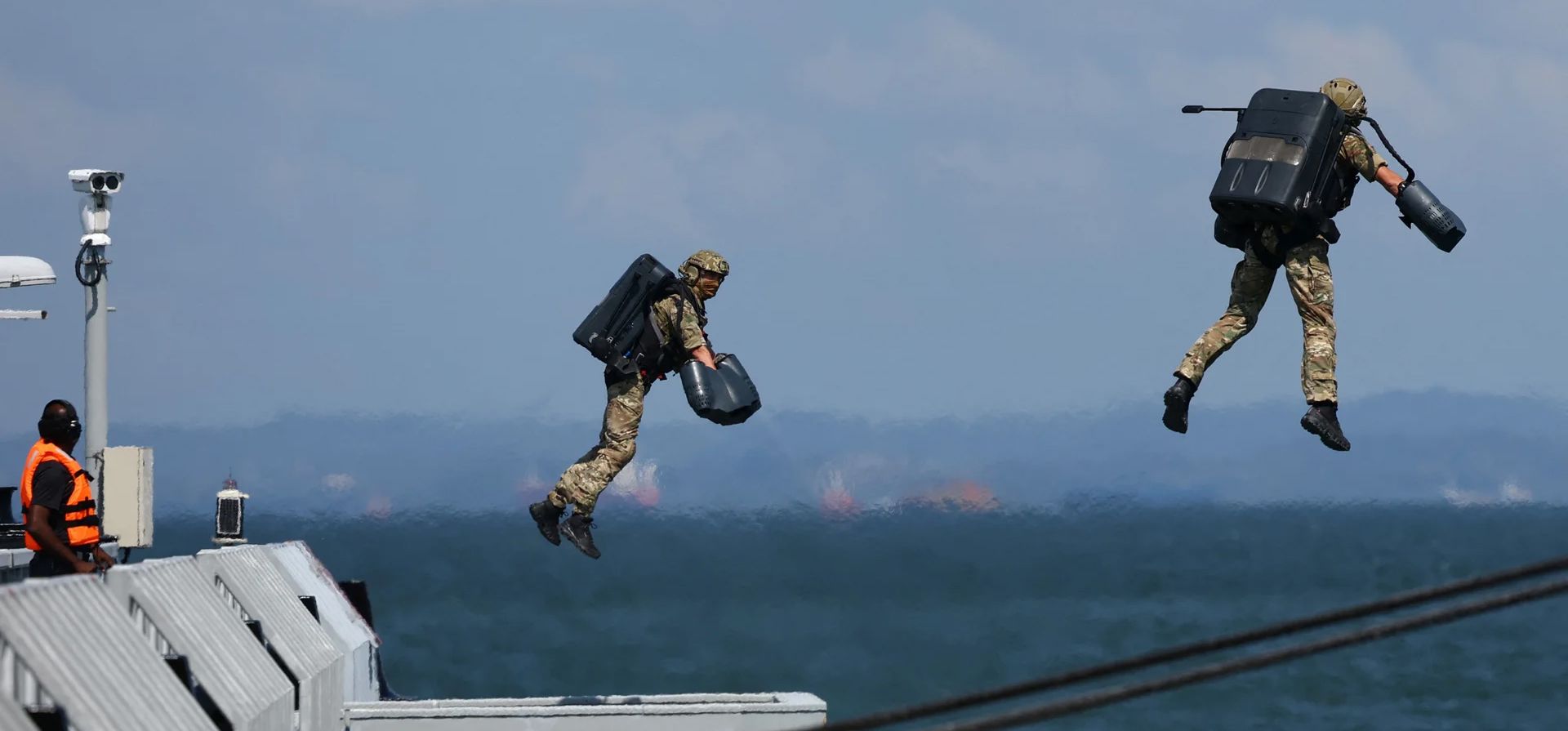 Gravity Industries muestra sus trajes a reacción durante una demostración en el Día de la Industria de Defensa y Seguridad en el portaaviones HMS Prince of Wales de Gran Bretaña en el Centro de Cruceros de Marina Bay, Singapur. Fotografía: Edgar Su/Reuters Gravity Industries muestra sus trajes a reacción durante una demostración en el Día de la Industria de Defensa y Seguridad en el portaaviones HMS Prince of Wales de Gran Bretaña en el Centro de Cruceros de Marina Bay, Singapur. Fotografía: Edgar Su/Reuters