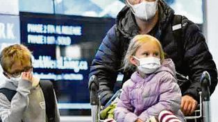 Empleados y pasajeros usan barbijos en Ezeiza, sin disposición oficial