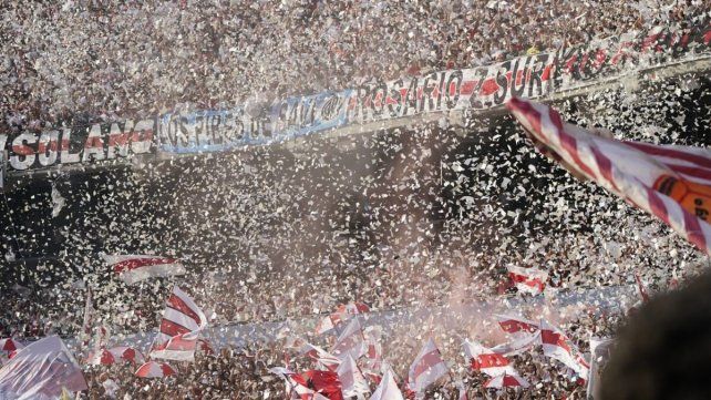 Tras el Superclásico, prohibieron los papeles para lanzar en las tribunas