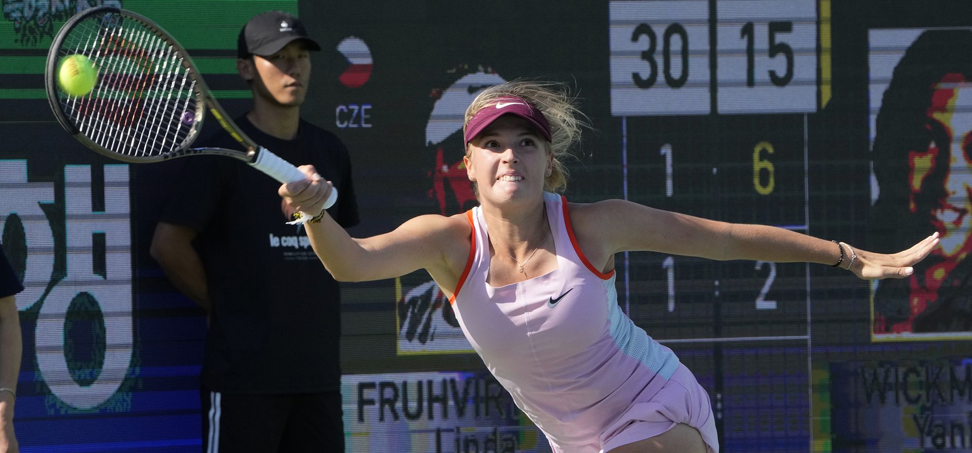 Linda Furhvirtova, de la República Checa, devuelve un tiro a Yanina Wickmayer, de Bélgica, durante su partido de primera ronda del Abierto de Corea en Seúl, Corea del Sur, el miércoles 21 de septiembre de 2022.