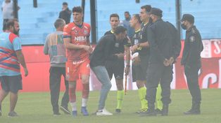 El Kily González le reclama a la terna arbitral al final del encuentro en Sarandí.