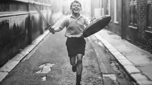 Jude Hill como Buddy, el alter ego de la infancia del director Kenneth Branagh.