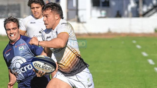 Joaquín Maiztegui se encamina a apoyar uno de los tries de Estudiantes.