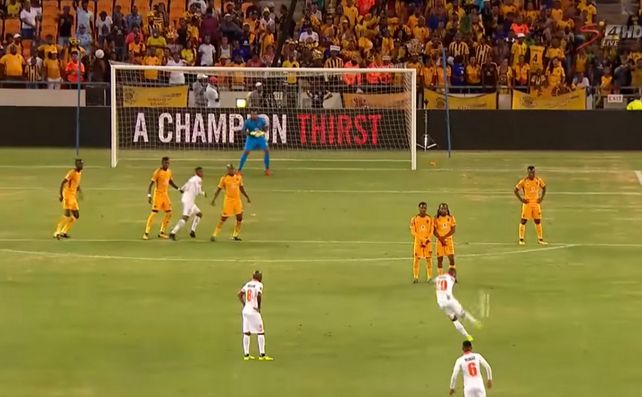 Un tremendo golazo al estilo Roberto Carlos