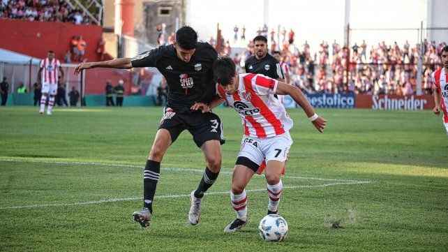 Instituto y Deportivo Riestra abrieron un campeonato que genera poca expectativa.