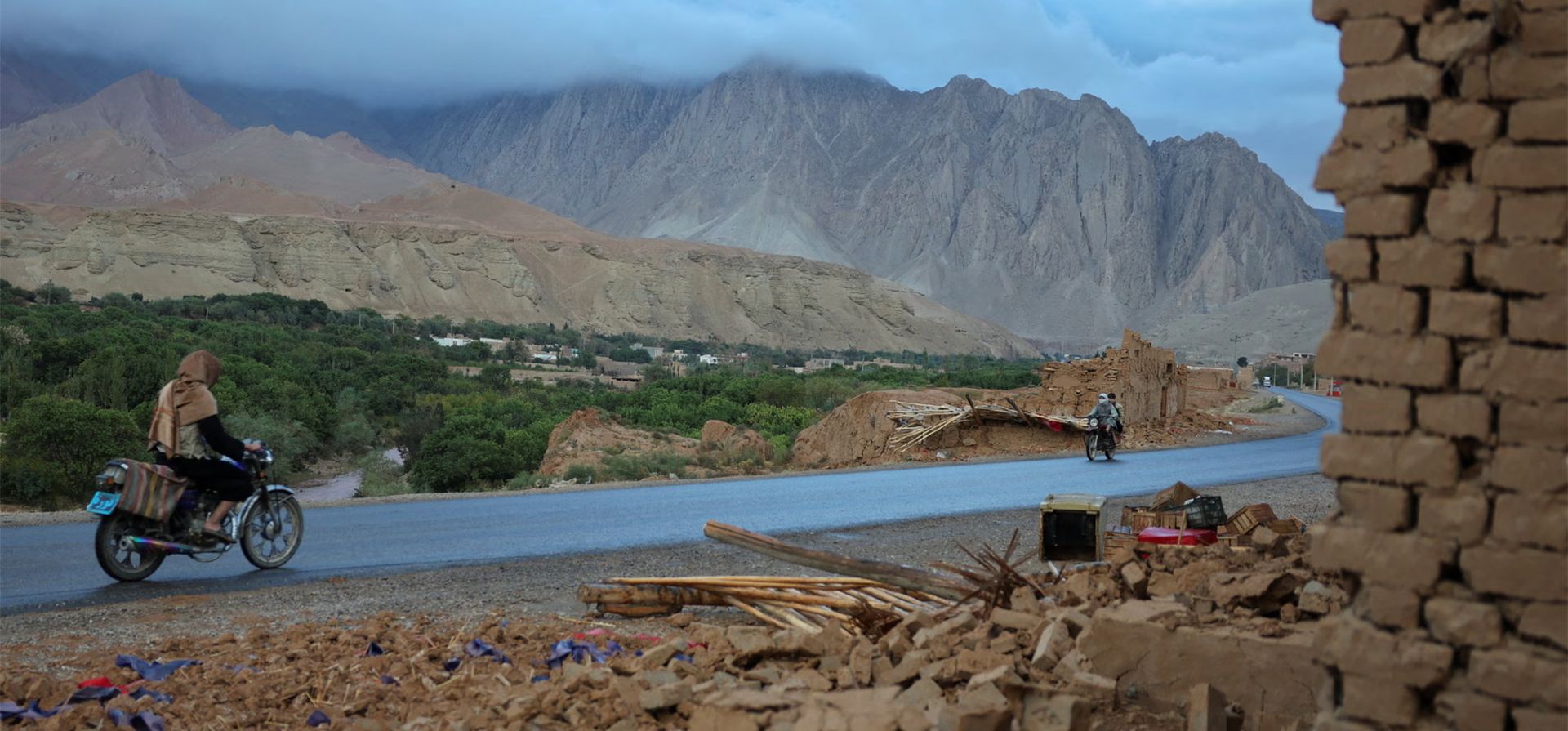 La gente pasa en motocicleta por edificios dañados después de un terremoto, Provincia de Samangan, Afganistán. Fotografía: Sayed Hassib/Reuters La gente pasa en motocicleta por edificios dañados después de un terremoto, Provincia de Samangan, Afganistán. Fotografía: Sayed Hassib/Reuters