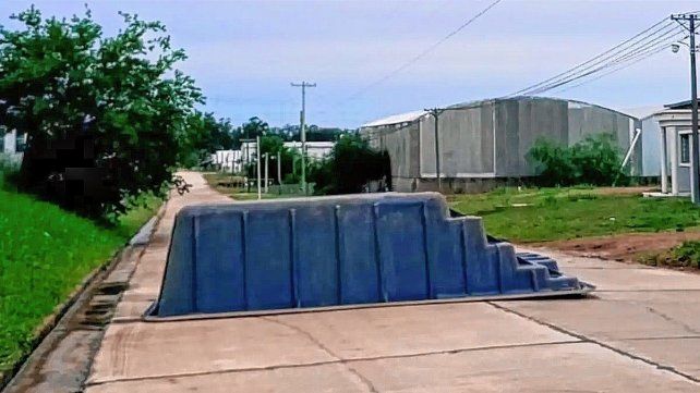 El viento fuerte arrancó una pileta de su lugar y la dejó en pleno centro de la calle.