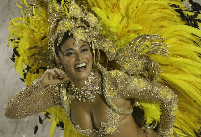 El encanto del carnaval envuelve a Brasil con m&uacute;sica y color