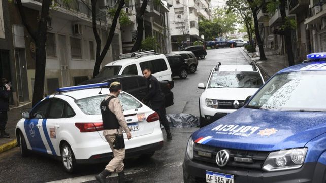El cuerpo del delincuente yace en el piso en la esquina de Tucumán y avenida Belgrano