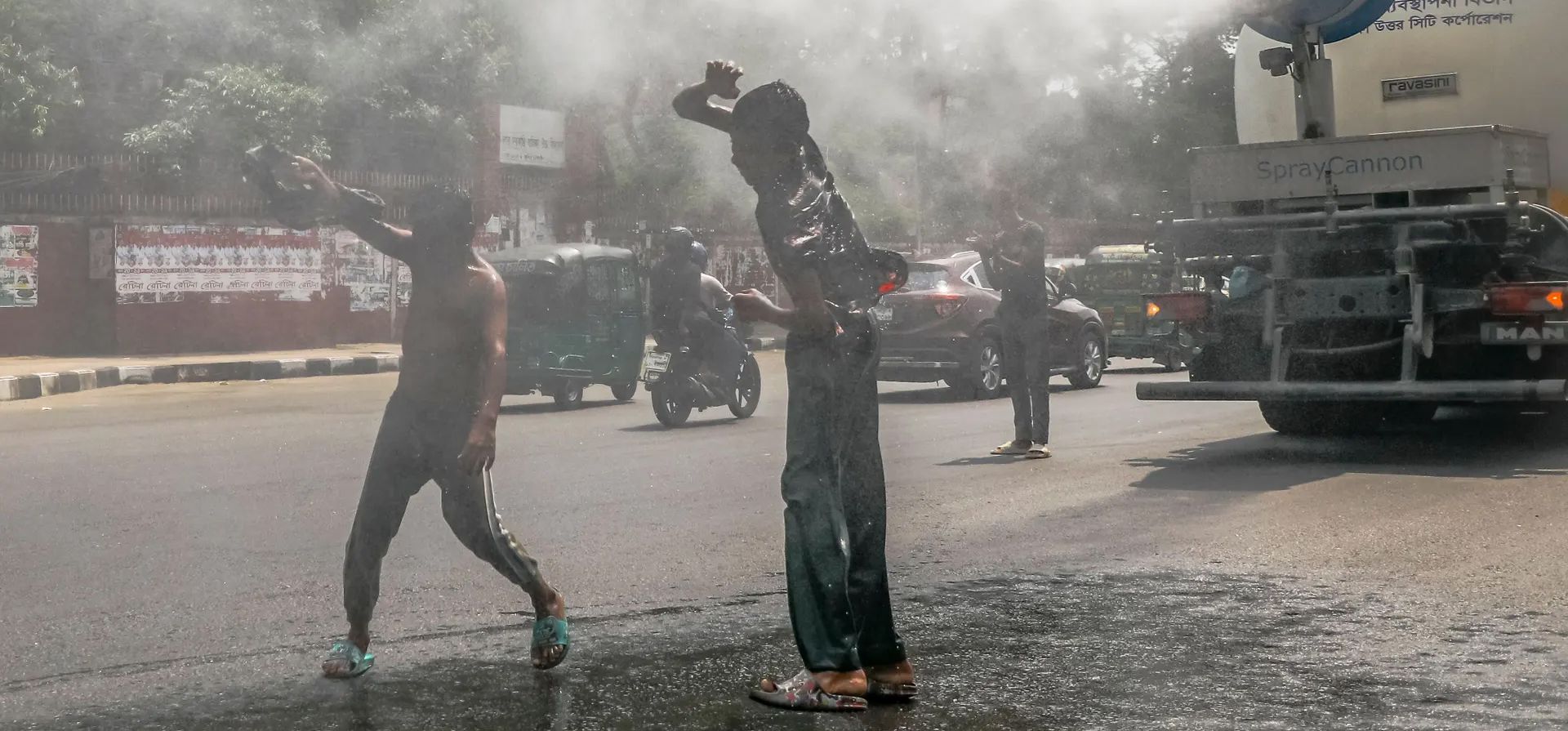 Se despliega un cañón de niebla para dar a la gente un breve respiro de una sofocante ola de calor, Dhaka, Bangladesh. Fotografía: Kazi Salahuddin Razu/NurPhoto/Shutterstock Se despliega un cañón de niebla para dar a la gente un breve respiro de una sofocante ola de calor, Dhaka, Bangladesh. Fotografía: Kazi Salahuddin Razu/NurPhoto/Shutterstock