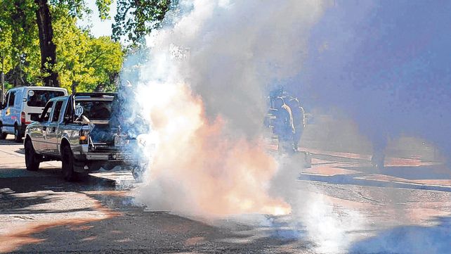 Bloqueo. Los municipios intensifican las acciones de fumigación y descacharrado para dar pelea a la aparición de casos de dengue.