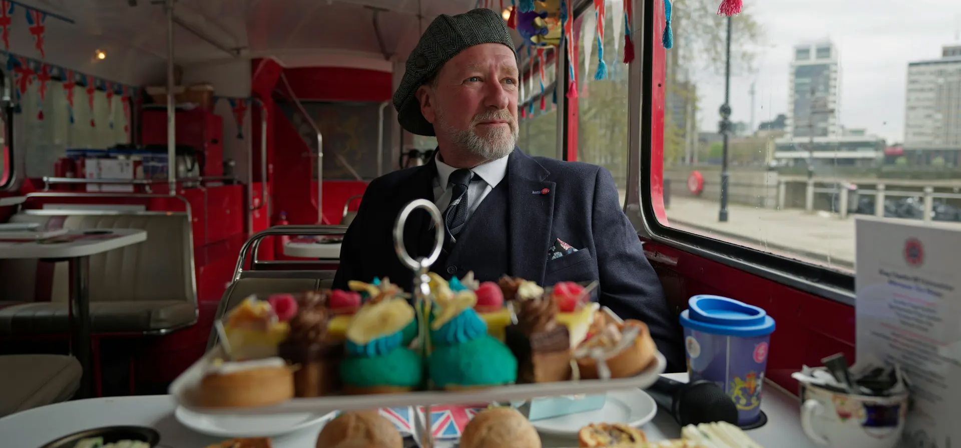 Londres, Reino Unido. El guía turístico Mel Adams se sienta en un autobús en una ruta turística de coronación del rey Carlos III. Fotografía: Kin Cheung/AP