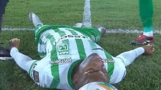 Andrés Felipe Román, desplomado en el suelo. El futbolista después se levantó y salió caminando.