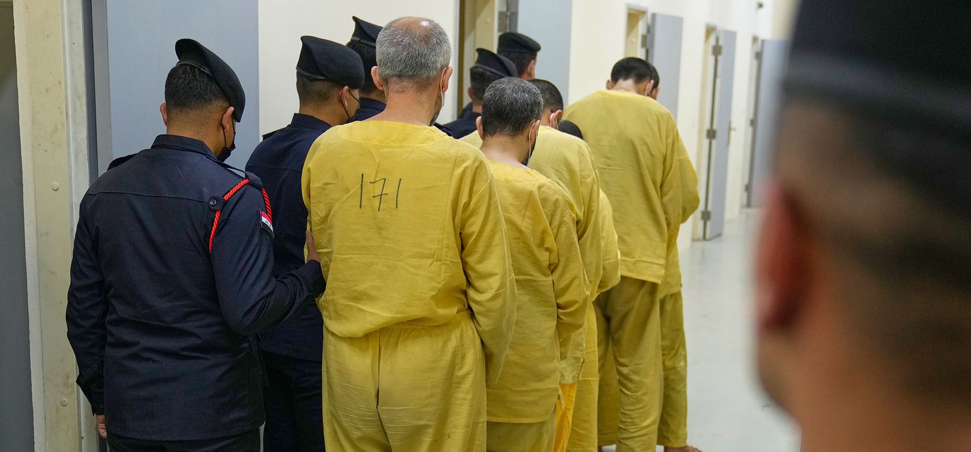 Fuerzas de seguridad iraquíes conducen a militantes del Estado Islámico para interrogarlos, tras ser trasladados de Siria a Irak, en la Prisión Central de Al-Karkh en Bagdad, Irak, el jueves 12 de febrero de 2026. (Foto AP/Hadi Mizban) Fuerzas de seguridad iraquíes conducen a militantes del Estado Islámico para interrogarlos, tras ser trasladados de Siria a Irak, en la Prisión Central de Al-Karkh en Bagdad, Irak, el jueves 12 de febrero de 2026. (Foto AP/Hadi Mizban)