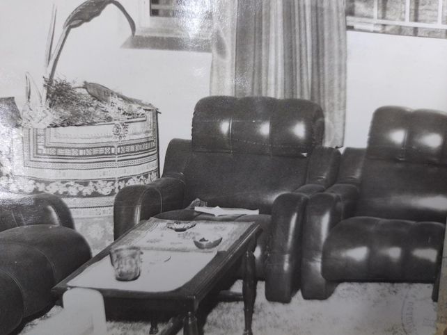 El living del departamento que alquilaba Masciaro. Detrás, el tanque de fibrocemento donde aparecieron los restos de Jorge Salomón Sauan. 