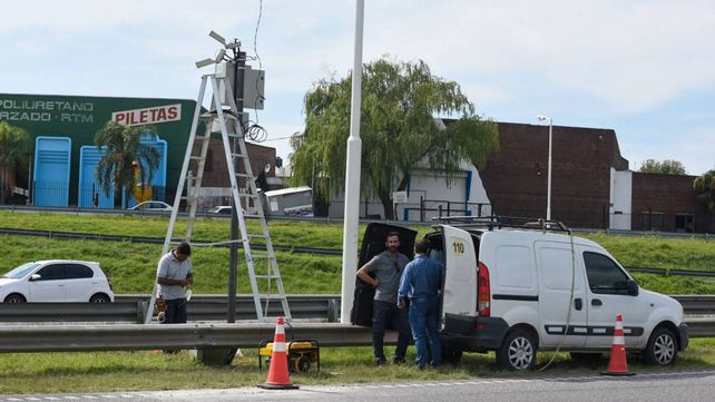 Los radares comenzaron a instalarse este viernes en la avenida de Circunvalación.