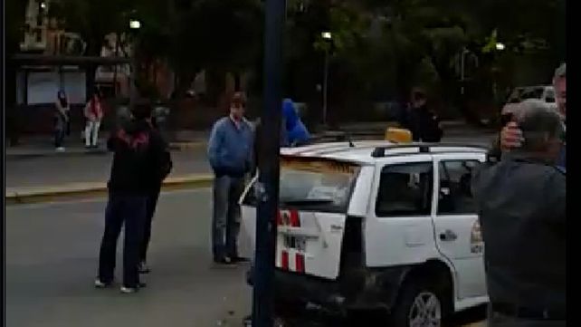 Paraná: Automóvil colisionó taxis en una parada y lesionó a un trabajador