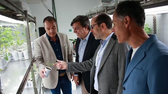 Los directivos de Protergium y Helm durante el lanzamiento realizado esta semana.