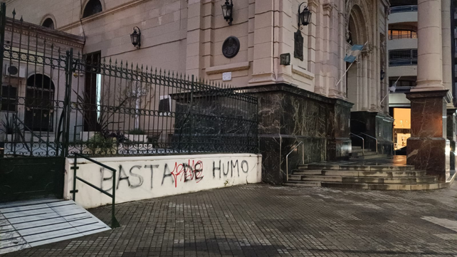 La Catedral también fue blanco de pintadas. 