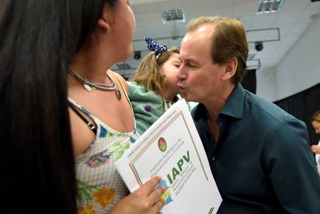 Bordet saluda a una pequeña en brazos en General Campos