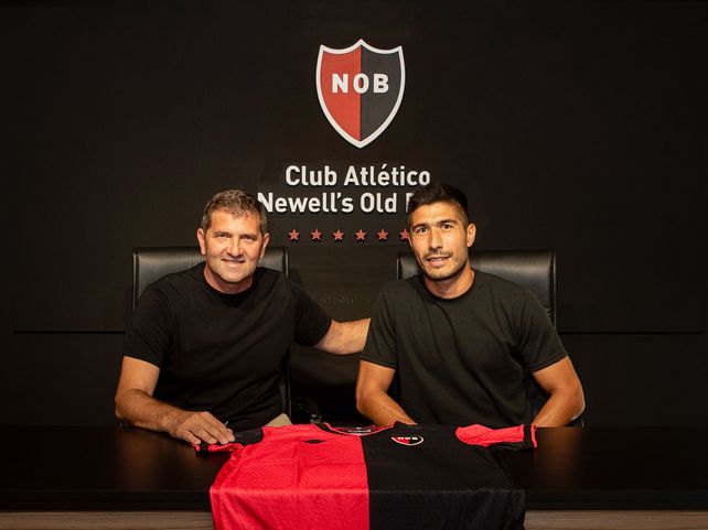 Rubén Capria, mánager de Newell's, junto a Luciano Lollo, el tercer refuerzo rojinegro.