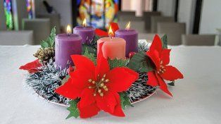 Corona de Adviento. Comienza el tiempo litúrgico de preparación para la Navidad. Este fin de semana habrá bendición de las coronas.
