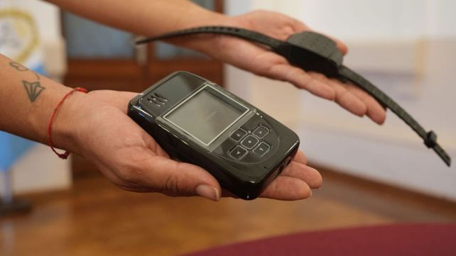 Violencia de género: Santa Fe implementa tecnología de seguimiento con tobilleras duales