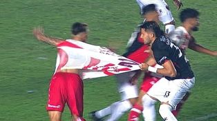 Facundo Garcés, defensor de Colón, reconoció que agarró a Calderón afuera del área.