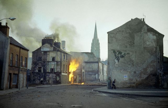 Un edificio incendiado en Londonderry en febrero de 1972