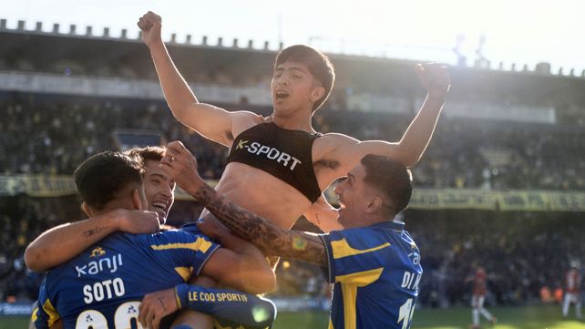 Elías Verón en andas. El pibe convirtió el tercero de Central que aseguró el triunfo ante Independiente. Ahora que se venga Racing.