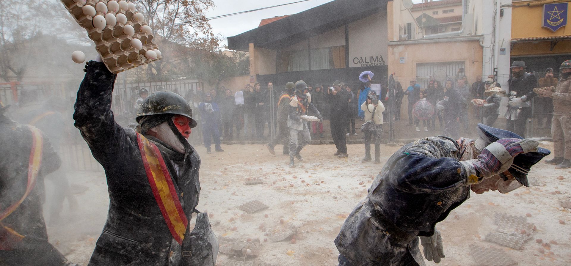 Los participantes interactúan en el festival Els Enfarinats, una batalla de harina, huevos y petardos, en la localidad de Ibi, cerca de Alicante, España, el domingo 28 de diciembre de 2025. (Foto AP/Alberto Saiz) Los participantes interactúan en el festival Els Enfarinats, una batalla de harina, huevos y petardos, en la localidad de Ibi, cerca de Alicante, España, el domingo 28 de diciembre de 2025. (Foto AP/Alberto Saiz)