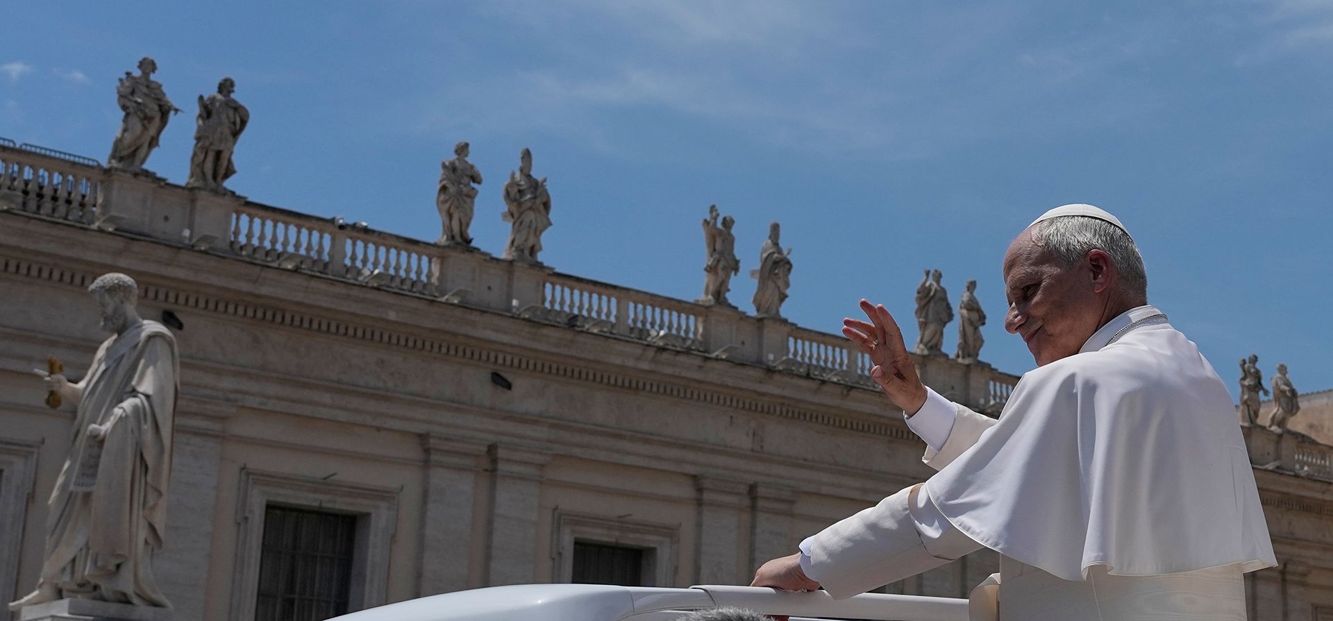 El papa León XIV saluda con la mano al salir tras su audiencia general semanal en la Plaza de San Pedro, en el Vaticano, el miércoles 24 de junio de 2026. (Foto AP/Alessandra Tarantino) El papa León XIV saluda con la mano al salir tras su audiencia general semanal en la Plaza de San Pedro, en el Vaticano, el miércoles 24 de junio de 2026. (Foto AP/Alessandra Tarantino)