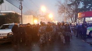 Al menos cinco detenidos en un violento desalojo de la planta de PepsiCo en Vicente López