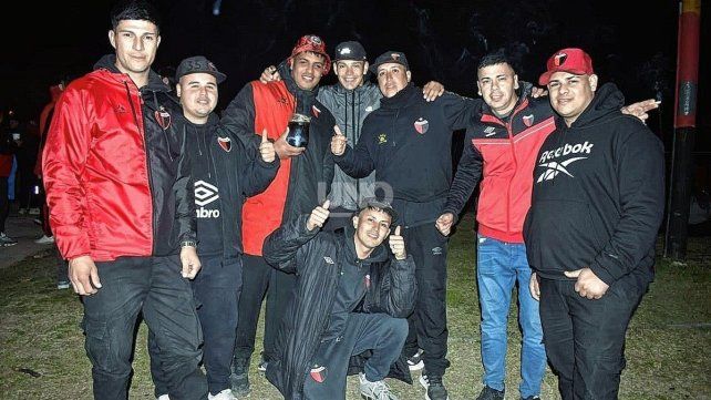 El color de los hinchas de Colón en el partido ante Morón en Santa Fe