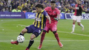 Malcorra va a buscar la pelota sobre la línea, junto a Macagno. Pidió penal pero l cobraron off side.