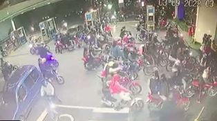 Más de 50 motociclistas coparon el playón de una estación de servicio en Bernal y robaron nafta y bidones de lubricantes en un ataque tipo “piraña” que quedó grabado por las cámaras de seguridad del lugar.