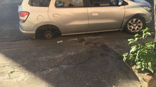 Fue a buscar su auto estacionado sobre calle Saavedra  y le faltaba una rueda