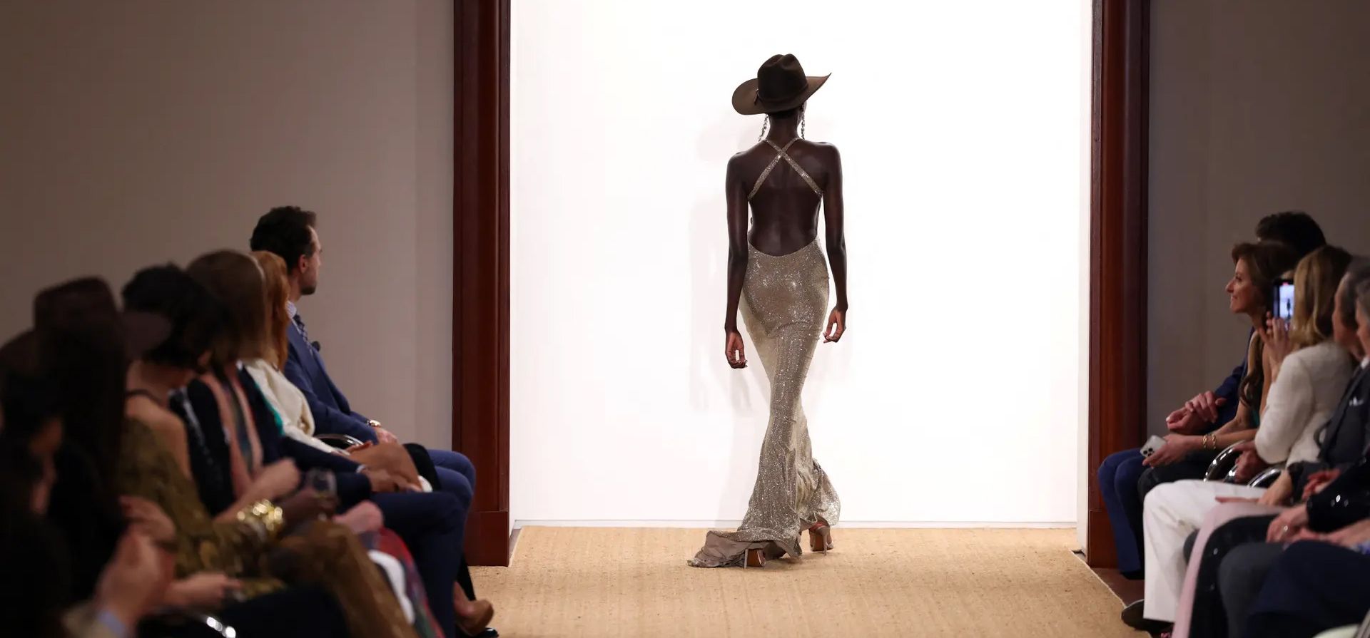 Una modelo camina por la pasarela durante el desfile de moda de otoño/vacaciones de Ralph Lauren en la ciudad de Nueva York, Estados Unidos. Fotografía: Charly Triballeau/AFP/Getty Images Una modelo camina por la pasarela durante el desfile de moda de otoño/vacaciones de Ralph Lauren en la ciudad de Nueva York, Estados Unidos. Fotografía: Charly Triballeau/AFP/Getty Images