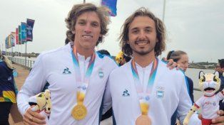 Tobías Giorgis y Patricio Zohar Álvarez exhiben sus medallas tras subir al podio en Encarnación.