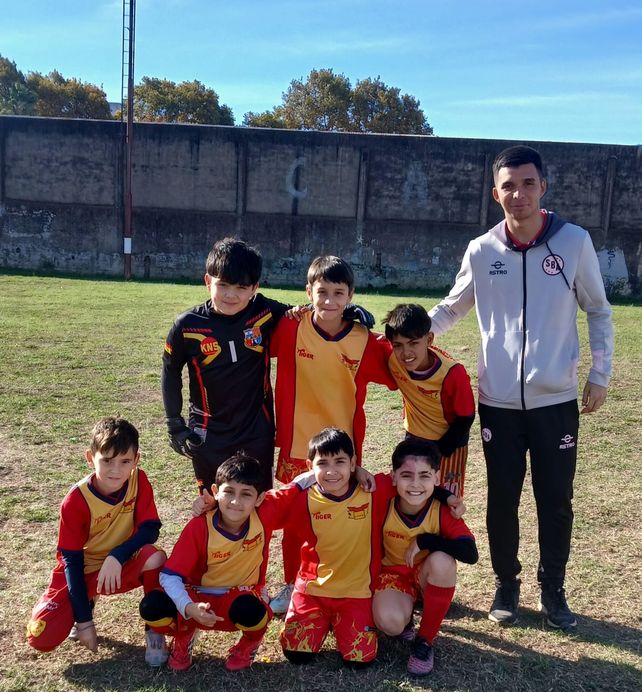 Categoría 2015 A. El equipo del Rojo dirigido por Lisandro Conti y sus jugadores: Ciro Talarico