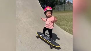 Video: una nena de un año sorprende por su tremenda habilidad sobre un skate