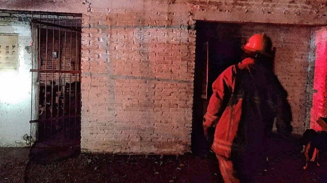 Los Bomberos Voluntarios llegaron al lugar y lograr apagar las llamas de la vivienda en Osvaldo Magnasco.&nbsp;
